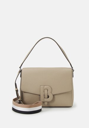 Beige leren handtas met flapsluiting en groot gestikt "B"-logo, voorzien van een korte handgreep en een afneembare gestreepte schouderriem.