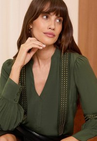 Love & Roses V NECK HARDWARE DETAIL . PETITE  - Blůza - khaki green