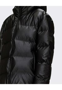 Giacca imbottita nera con finitura lucida, design trapuntato, cappuccio, cerniera frontale e toppa con logo sul braccio superiore.