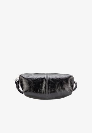 Černá kožená taška s lesklým povrchem, zaobleným tvarem, horním zipem a odnímatelným popruhem na jedné straně. Texturovaný povrch s viditelnými linkami.