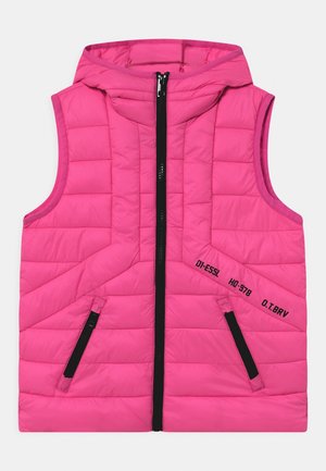 Pink ærmeløs quilted vest med sort frontlynlås, to lynlåslommer, hætte og lille sort trykt tekst på højre side.