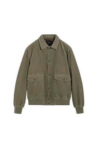 Chaqueta de pana verde oliva con cuello, botones frontales, dos grandes bolsillos en el pecho y puños y bajo acanalados. Tejido texturizado.