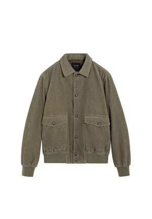 Chaqueta de pana verde oliva con cuello, botones frontales, dos grandes bolsillos en el pecho y puños y bajo acanalados. Tejido texturizado.