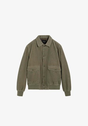 Chaqueta de pana verde oliva con cuello, botones frontales, dos grandes bolsillos en el pecho y puños y bajo acanalados. Tejido texturizado.