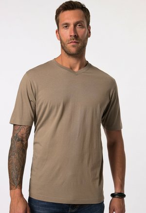 Camiseta de cuello en V de tejido marrón claro, con mangas cortas, textura suave y un corte relajado. Presenta una costura sutil en los hombros.