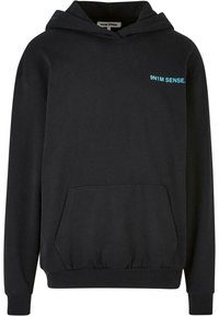 Felpa con cappuccio nera in cotone, dotata di tasca frontale, polsini e orlo a coste, e logo in testo blu sul petto.