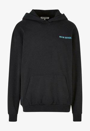 Must küller, mis on valmistatud puuvillast, on ees kott-tasku, soonilised mansetid ja allääred ning sinine tekstilogo rinnal.