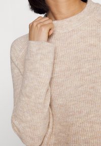 Pieces Petite Stickad tröja - beige