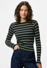 Tumsraksts garās piedurknes adīta augšdaļa tumši zaļā krāsā ar krēmkrāsas horizontālām svītrām, ar ribotu faktūru un apaļu kakla izgriezumu.