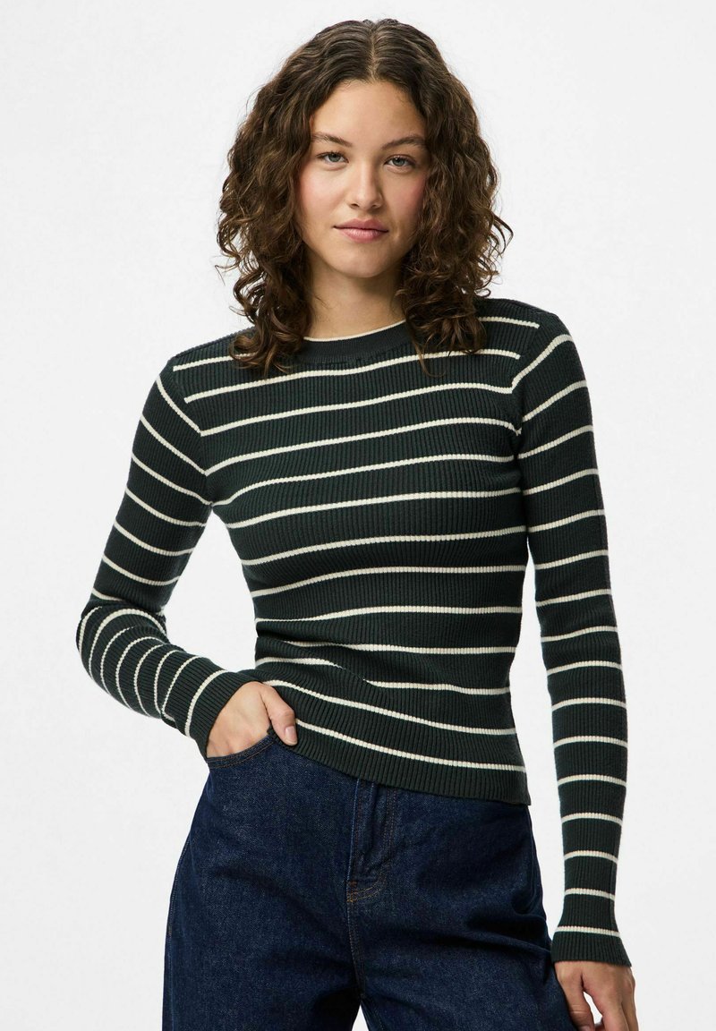 Tumsraksts garās piedurknes adīta augšdaļa tumši zaļā krāsā ar krēmkrāsas horizontālām svītrām, ar ribotu faktūru un apaļu kakla izgriezumu.