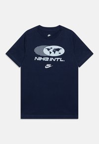 Nike Sportswear TEE AMPLIFY UNISEX - Camiseta estampada - midnight navy