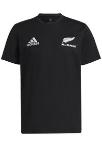 Mustapaita, jossa on pyöreä kaula-aukko, lyhyet hihat, valkoinen Adidas-logo ja All Blacks -grafiikka vasemmassa rinta-alueessa.