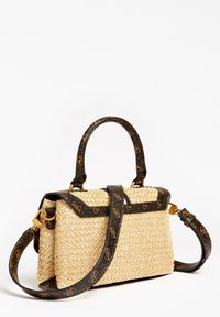 Sac à main en paille tressée avec des accents en cuir marron à motif. Il possède deux poignées et une bandoulière réglable, avec une forme rectangulaire structurée.