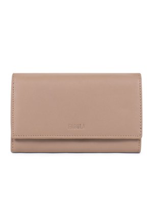 Portefeuille en cuir beige avec fermeture à rabat et coutures subtiles, embossé du logo "FAGOLA" centré sur le devant.