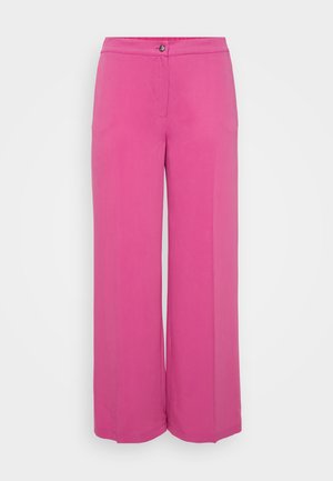 Hlače širokog kroja s visokim strukom od svijetloružičaste tkanine. Imaju prednje kopčanje na gumb i dva bočna džepa za funkcionalnost.