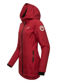 Chaqueta impermeable roja con capucha, cremallera negra y bolsillo lateral. Presenta un logotipo en la manga y acentos negros contrastantes en los puños.