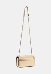 Metalická zlatá kabelka přes rameno s řetízkovým popruhem, obdélníkový tvar, hladký povrch a kontrastní lemování po okrajích.