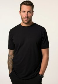 Černé tričko s krátkým rukávem a kulatým výstřihem. Měkká, hladká tkanina, volný střih. Obsahuje ohrnuté rukávy a minimalistický design.