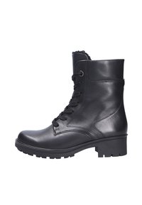 Zwarte leren enkelboots met een vetersluiting, voorzien van een iets ruwe zool en een gestructureerde kraag. De hak is laag en blokvormig.