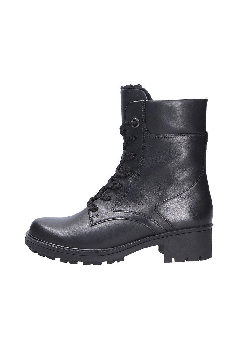 Zwarte leren enkelboots met een vetersluiting, voorzien van een iets ruwe zool en een gestructureerde kraag. De hak is laag en blokvormig.