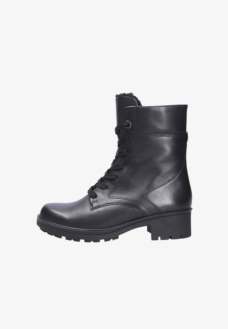 Stivali alla caviglia in pelle nera con un design con lacci, caratterizzati da una suola leggermente rugged e un colletto testurizzato. Il tacco è basso e di forma squadrata.