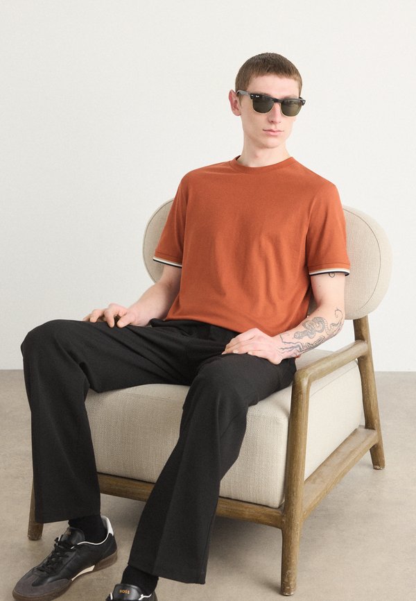THOMPSON - Basic T-shirt - dark orange4