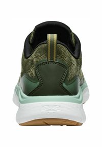 Grüne Sportschuh mit einem strukturierten Mesh-Obermaterial, schwarzen Akzenten und einer weißen Zwischensohle. Verfügt über eine schwarze Ferse mit einem gestreiften Detail.
