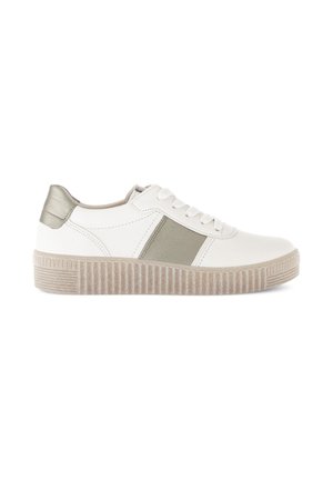 Witte sneaker met een zilveren accent op de hak en een grijze zijstreep. Gehanteerd, geribbeld zool voor extra grip en comfort.