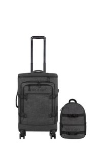 Schwarzes Koffer- und Rucksackset aus strukturiertem Stoff. Der Koffer verfügt über einen Teleskopgriff, Rollen und mehrere Reißverschlusstaschen.