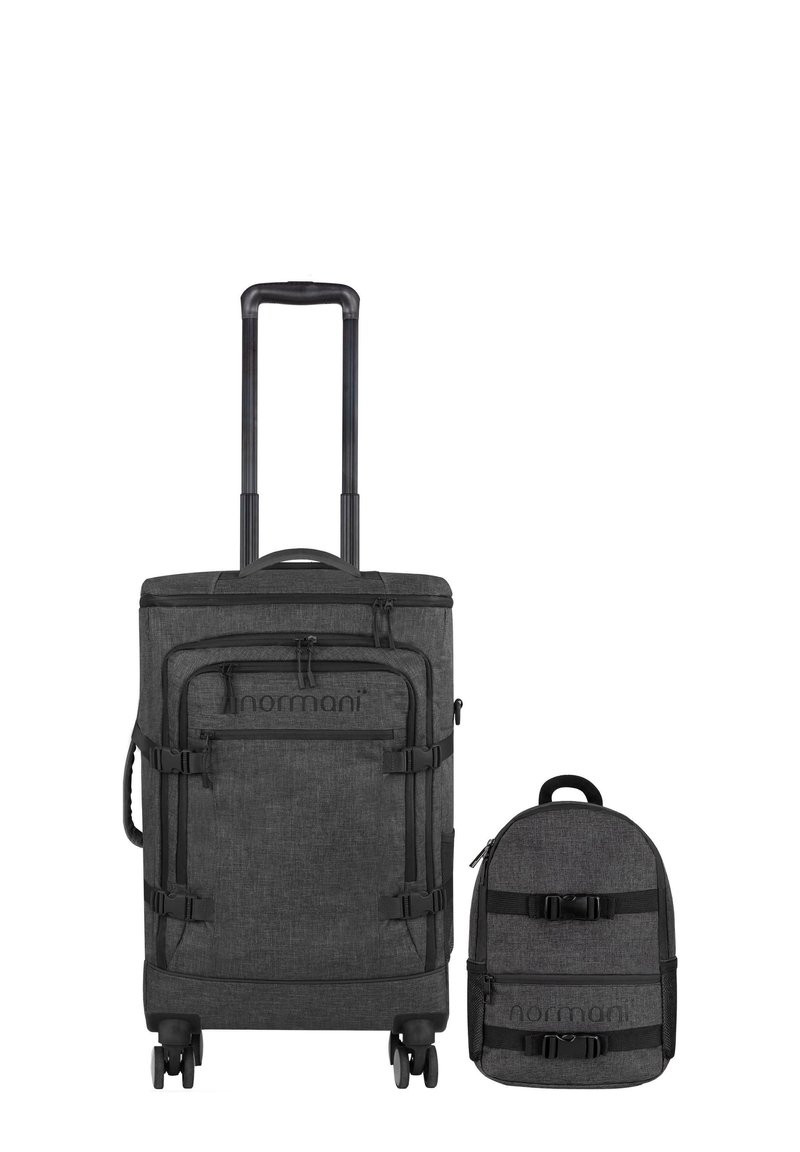 Schwarzes Koffer- und Rucksackset aus strukturiertem Stoff. Der Koffer verfügt über einen Teleskopgriff, Rollen und mehrere Reißverschlusstaschen.