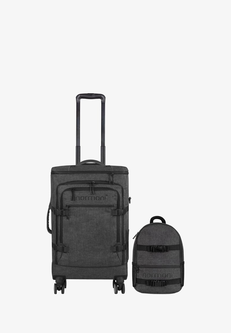 Schwarzes Koffer- und Rucksackset aus strukturiertem Stoff. Der Koffer verfügt über einen Teleskopgriff, Rollen und mehrere Reißverschlusstaschen.