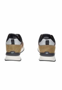 Scarpe da ginnastica marroni e nere con tomaia in suede e rete, accenti grigi, linguetta nera sul tallone e suola bianca con logo del marchio in evidenza.