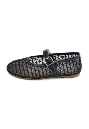 Zapato plano negro con un patrón de malla, una correa de cuero en la parte superior y una hebilla plateada, sobre un fondo blanco.