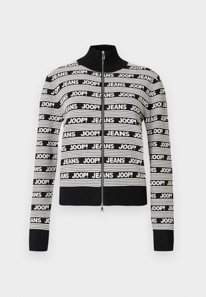 Maglione con cerniera in bianco e nero con collo alto, caratterizzato da motivi di testo ripetuti "JEANS" e "JOOP!" su tutto il tessuto.