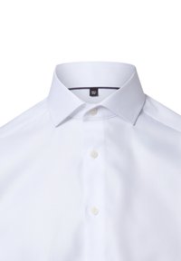 Camicia bianca da uomo con colletto abbottonato, tessuto strutturato, cinque bottoni sul davanti e etichetta appesa con dettagli sulla taglia.