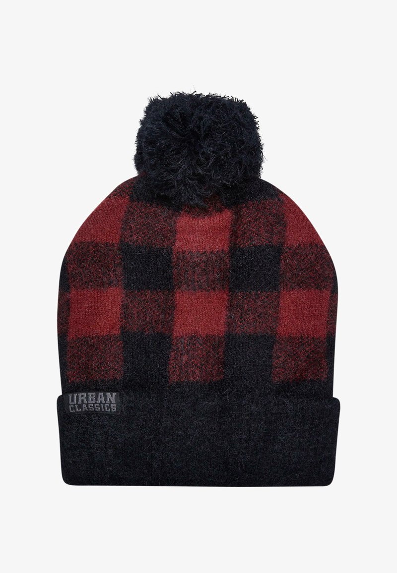 Raudona ir juoda langeliais megzta kepurė su pūkuotu juodu pom-pomu viršuje ir juodu pasukamu kraštu, ant kurio yra logotipas.