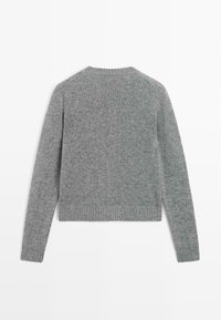 Maglione grigio a maniche lunghe lavorato a maglia con polsini e orlo a coste, esposto disteso con il retro rivolto verso l'alto su sfondo bianco.