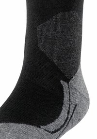 Calzino nero e grigio con un motivo testurizzato, tallone e punta rinforzati, e una vestibilità imbottita. Tessuto lavorato a maglia con un netto blocco di colori.