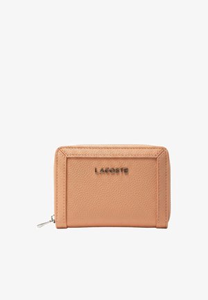 Portefeuille en cuir beige texturé avec fermeture éclair tout autour et logo Lacoste argenté centré sur le devant.