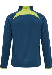 Maglia blu a maniche lunghe con un motivo testurizzato, caratterizzata da un colletto alto e dettagli in verde lime sulle spalle e sulle maniche.