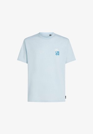 Vaaleansininen lyhythihainen t-paita, valmistettu puuvillasta. Vasemmassa rintakehässä pieni sininen palmupuu ja logo. Klassinen pyöreä pääntie.