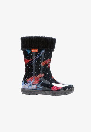 Czarne wodoodporne buty z kwiecistym wzorem w czerwieni i niebieskim, szara teksturowana podeszwa i czarna dziana cholewka dla dodatkowego ciepła.
