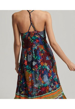 Robe maxi fleurie avec un motif multicolore sur un fond sombre, dotée d'un dos croisé et d'un ourlet rayé. Texture de tissu lisse.