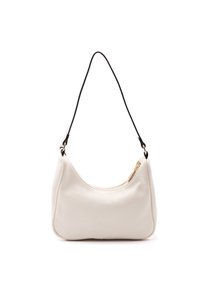 Biała skórzana torba na ramię o zaokrąglonym kształcie, czarnym pasku i złotym detalem zamka. Gładka tekstura z minimalistycznym wzornictwem.