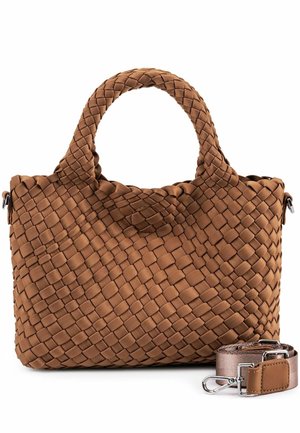 Bolso de mano de cuero marrón tejido con dos asas y una correa de hombro desmontable a juego sobre un fondo blanco.