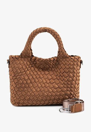 Bolso de mano de cuero marrón tejido con dos asas y una correa de hombro desmontable a juego sobre un fondo blanco.