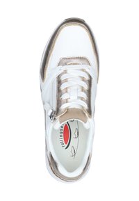 Zapatilla de cuero blanca con acentos metálicos dorados, detalles texturizados, cierre con cordones y cremallera lateral. Incluye una plantilla acolchada.