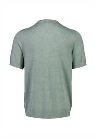 Grön kortärmad polo skjorta gjord av mjukt tyg. Har en klassisk krage, ribbade ärmslut och en rak fåll utan synlig branding.