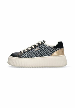 Niski sneaker na platformie z czarnym noskiem, wzorzystymi tekstylnymi bokami, kremowymi sznurowadłami, złotym detalem na pięcie i białą ryflowaną podeszwą.