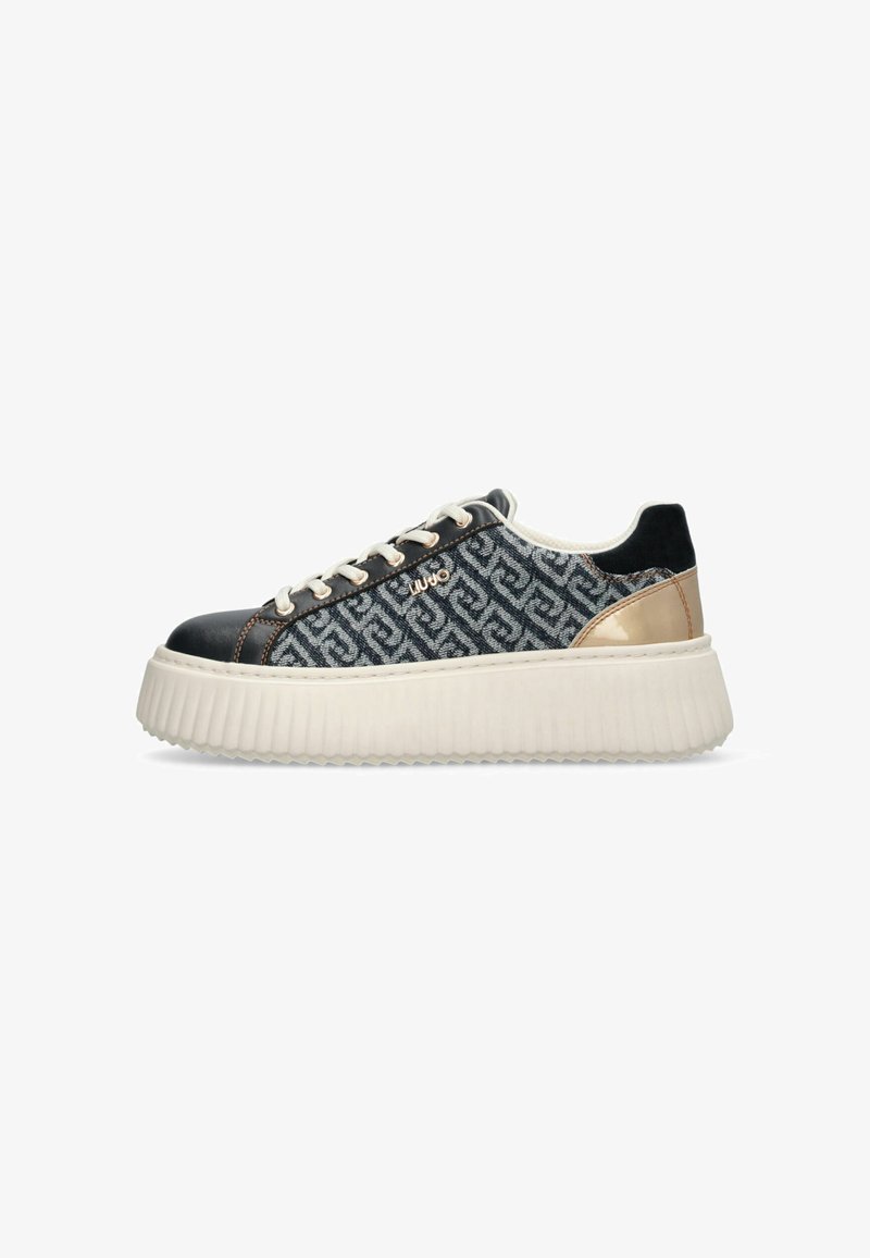 Baskets à plateforme basse avec bout noir, côtés en textile à motifs, lacets crème, détail doré au talon et semelle blanche nervurée.